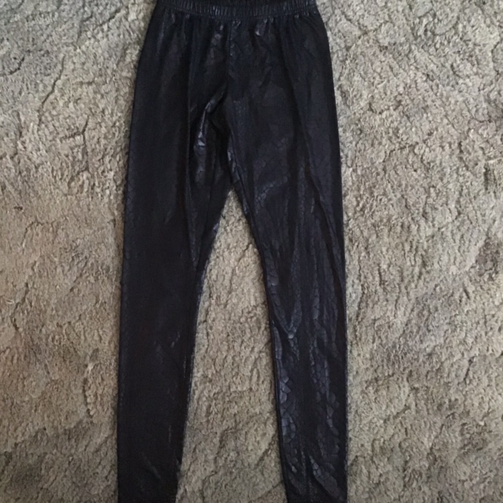 🔥5 for $25🔥 Leather snakeskin leggings